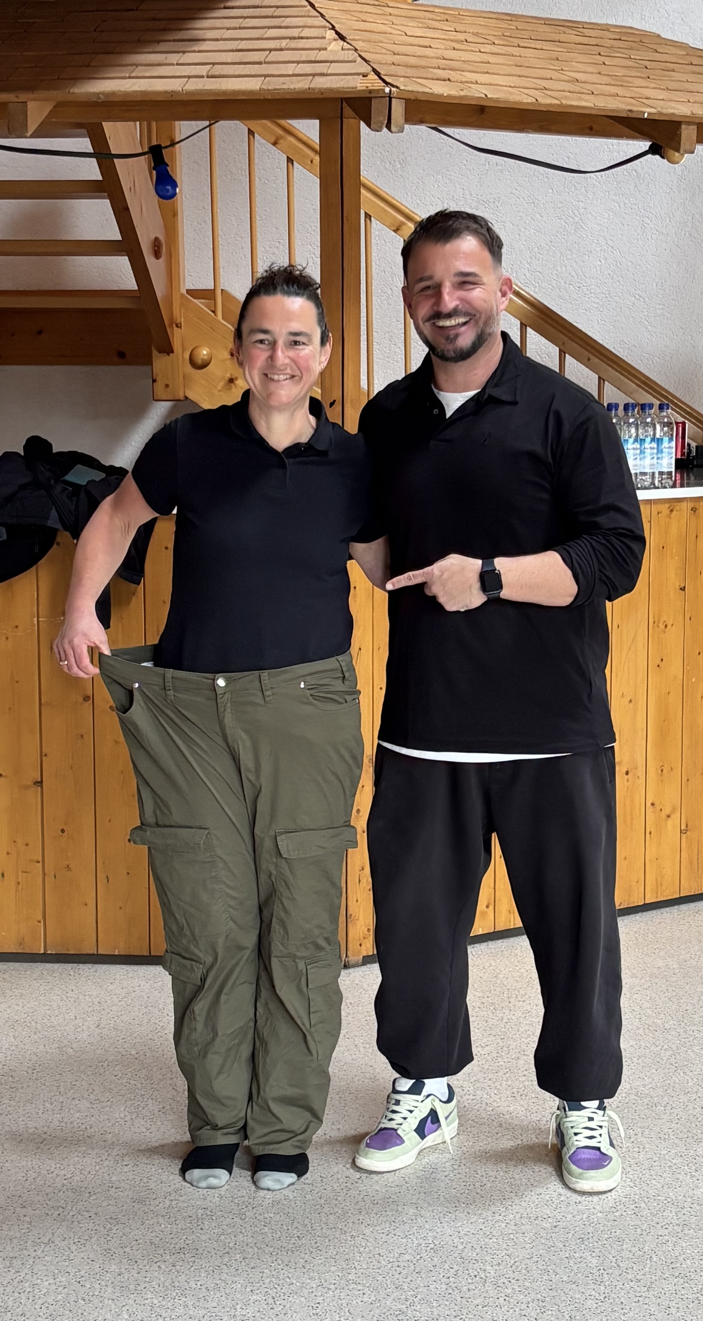 Tanja mit Coach Sepp, hält ihre alte Hose hoch